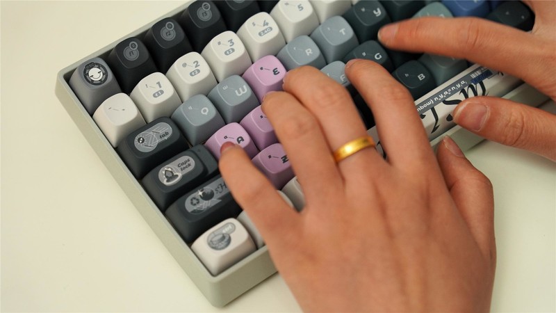 买键盘送盲盒键帽！洛斐小翘100机械键盘开箱：颜值女生不会拒绝