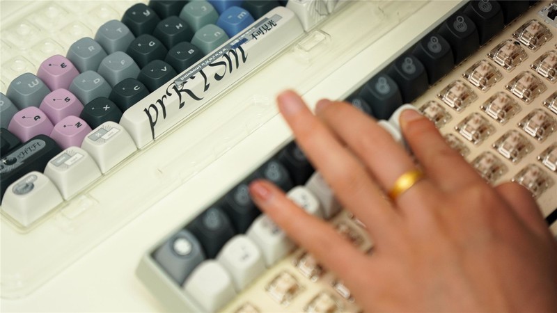 买键盘送盲盒键帽！洛斐小翘100机械键盘开箱：颜值女生不会拒绝