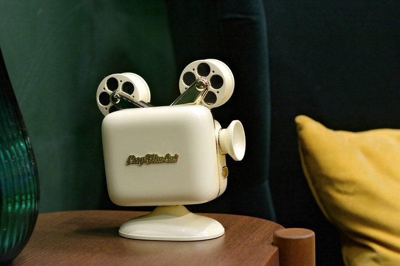 被它的颜值破防了，猫王灵感P5投影仪实测：老式放映机造型设计