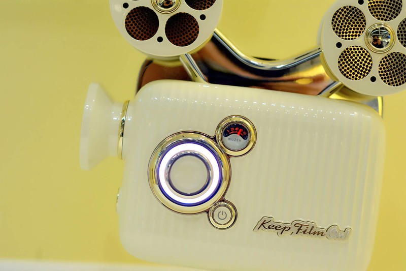 被它的颜值破防了，猫王灵感P5投影仪实测：老式放映机造型设计