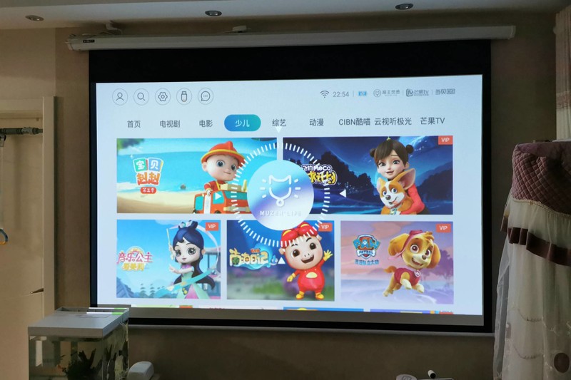 被它的颜值破防了，猫王灵感P5投影仪实测：老式放映机造型设计