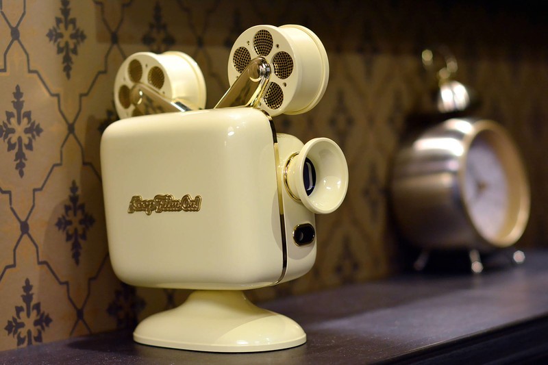 被它的颜值破防了，猫王灵感P5投影仪实测：老式放映机造型设计