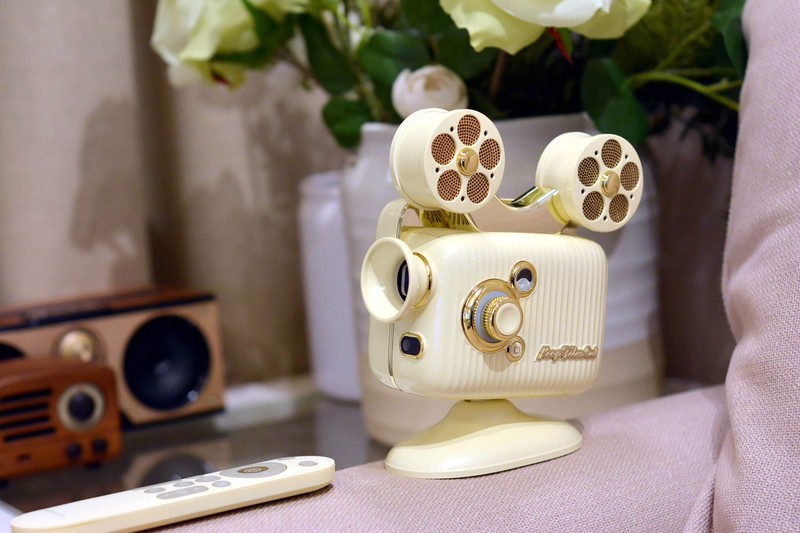 被它的颜值破防了，猫王灵感P5投影仪实测：老式放映机造型设计