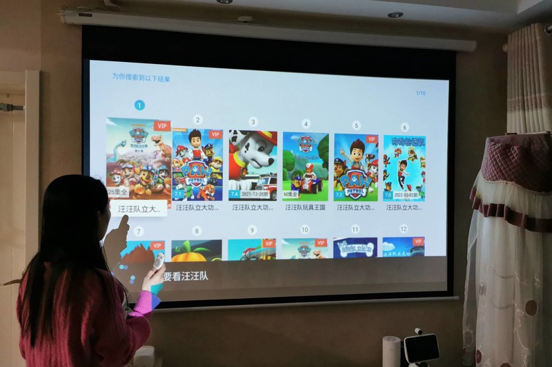 被它的颜值破防了，猫王灵感P5投影仪实测：老式放映机造型设计