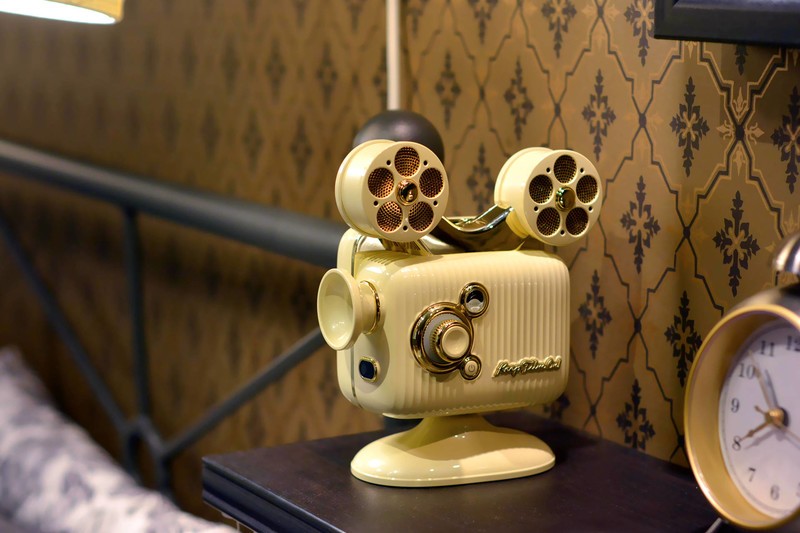 被它的颜值破防了，猫王灵感P5投影仪实测：老式放映机造型设计