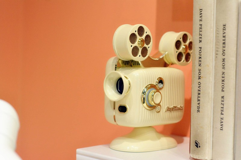 被它的颜值破防了，猫王灵感P5投影仪实测：老式放映机造型设计