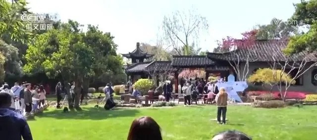 旅游热门目的地迎来客流高峰