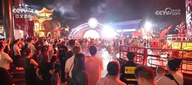 旅游热门目的地迎来客流高峰