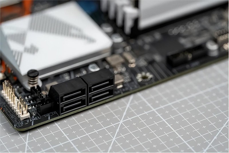 颜值绝绝子，新款雕妹主板，B760M AORUS ELITE AX-P装机分享