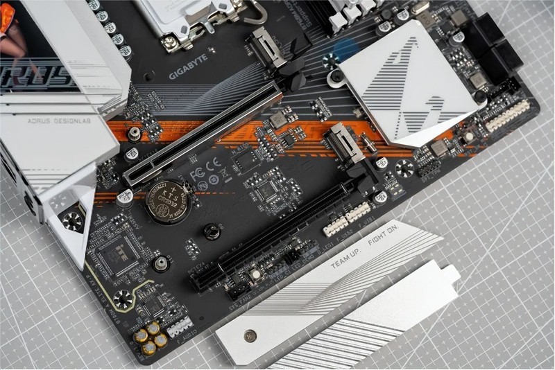 颜值绝绝子，新款雕妹主板，B760M AORUS ELITE AX-P装机分享