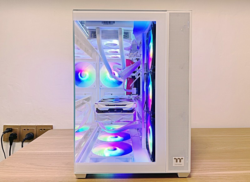 钢影透EX海景房机箱装机：支持360水冷加10风扇位，不负其名