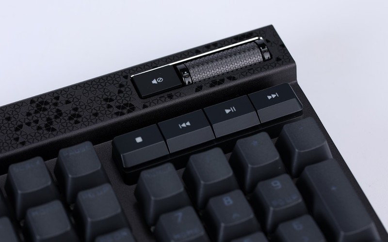 可调磁轴+支持Rapid Trigger ！美商海盗船K70 MAX RGB机械键盘实测分享