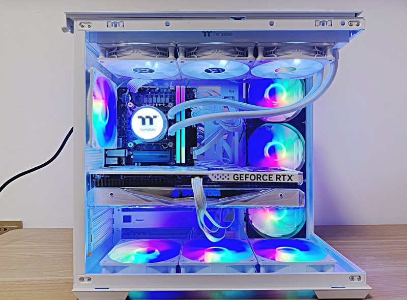 钢影透EX海景房机箱装机：支持360水冷加10风扇位，不负其名