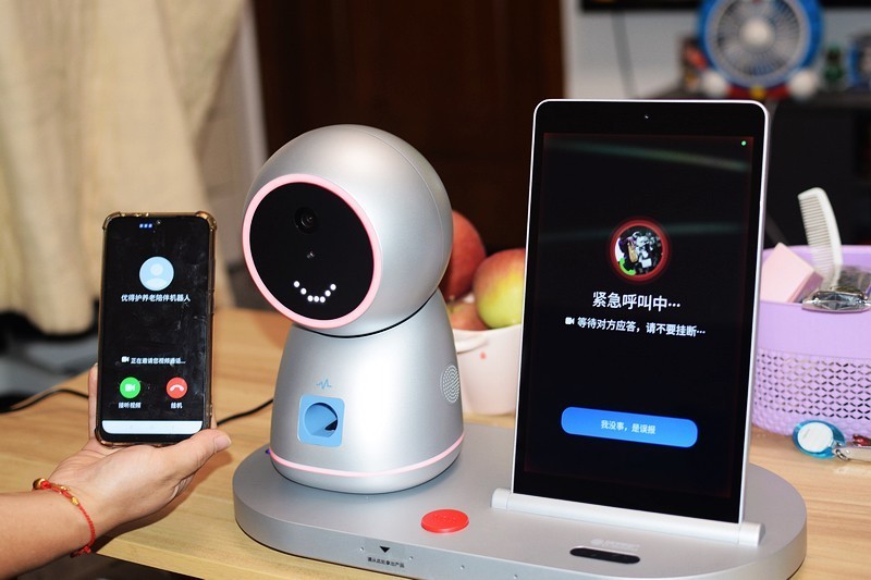 独居养老解决方案- 优得护养老陪伴机器人上手体验