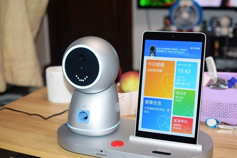 独居养老解决方案- 优得护养老陪伴机器人上手体验