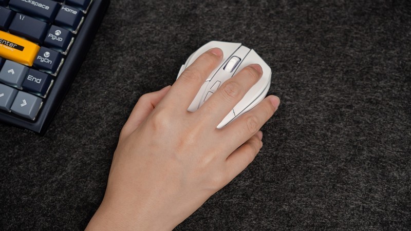 一手掌握，精准出击，雷柏V300W双模无线RGB游戏鼠标