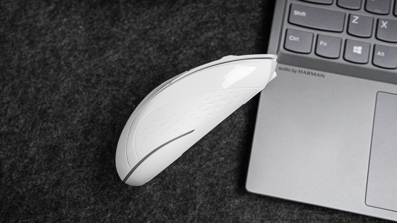 一手掌握，精准出击，雷柏V300W双模无线RGB游戏鼠标