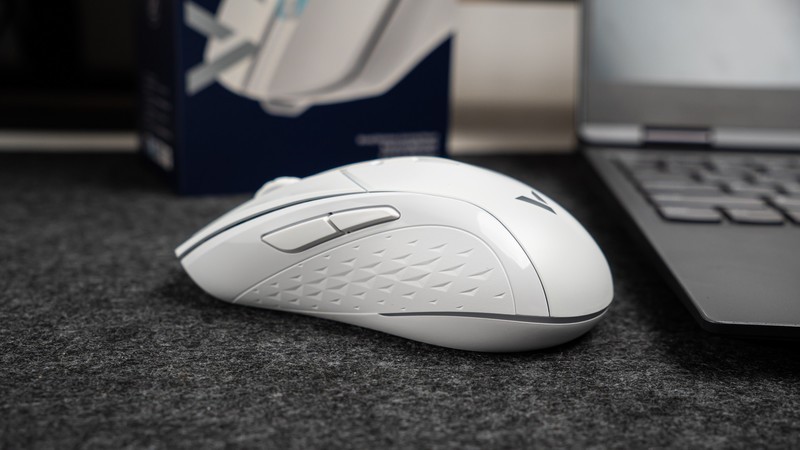 一手掌握，精准出击，雷柏V300W双模无线RGB游戏鼠标