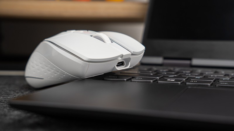 一手掌握，精准出击，雷柏V300W双模无线RGB游戏鼠标