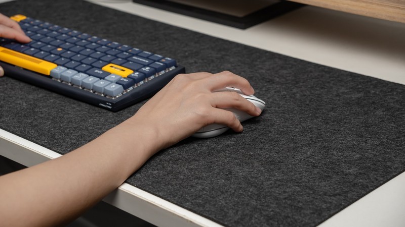 一手掌握，精准出击，雷柏V300W双模无线RGB游戏鼠标