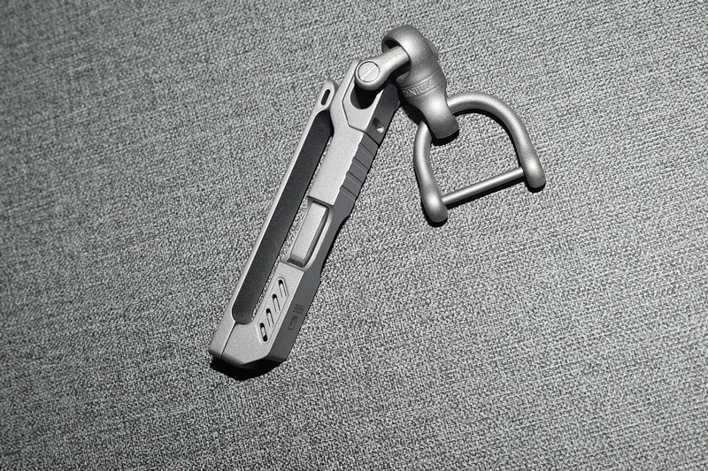 钛．启锋芒 费戈钛合金插皮钥匙扣