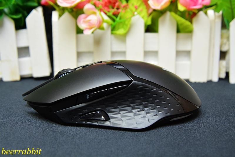 雷柏V30W有线无线双模RGB鼠标测评：无线FPS游戏利器还暗藏彩蛋？