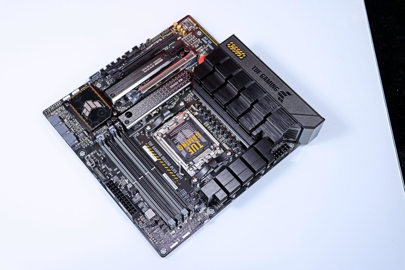 AMD R5 7600 + B650m 重炮手 + 6750XT + 雷克沙 D5 实战 10 款热门游戏