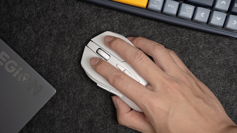 一手掌握，精准出击，雷柏V300W双模无线RGB游戏鼠标