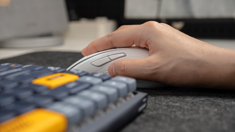 一手掌握，精准出击，雷柏V300W双模无线RGB游戏鼠标