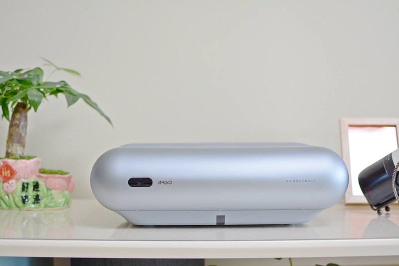 坚果智慧墙O1 Pro测评：别再担心房子小没地方摆放，23cm能投百寸