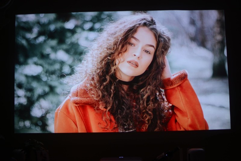 坚果智慧墙O1 Pro测评：别再担心房子小没地方摆放，23cm能投百寸