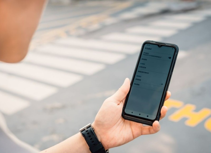 磐石、太极、玄武防摔结构很强？AGM选择直接上加厚铝钛合金支架