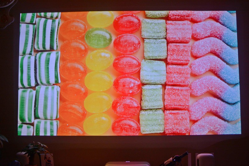 坚果智慧墙O1 Pro测评：别再担心房子小没地方摆放，23cm能投百寸