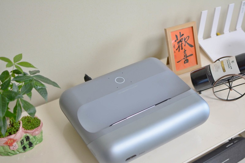 坚果智慧墙O1 Pro测评：别再担心房子小没地方摆放，23cm能投百寸