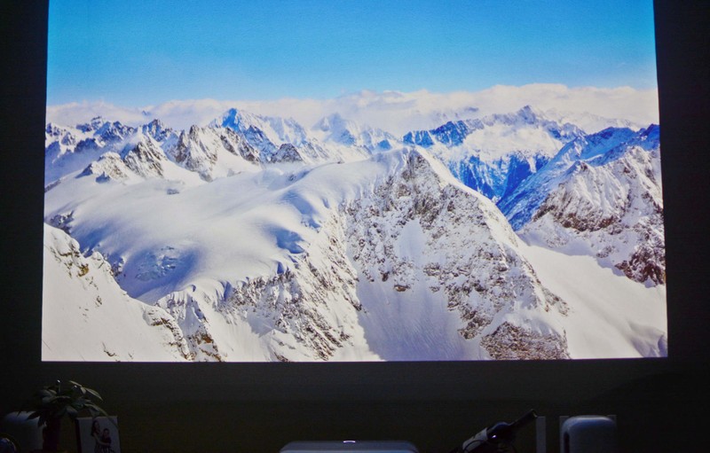 坚果智慧墙O1 Pro测评：别再担心房子小没地方摆放，23cm能投百寸