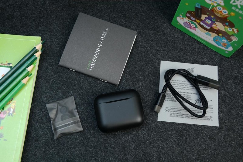 RGB灯、主动降噪，灯厂代表作，雷蛇战锤狂鲨真无线二代耳机开箱