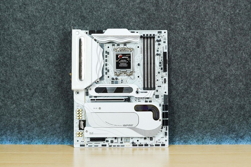 七彩虹iGame Z790D5+索泰RTX 4070 AMP+华硕TUF机电散装机作业