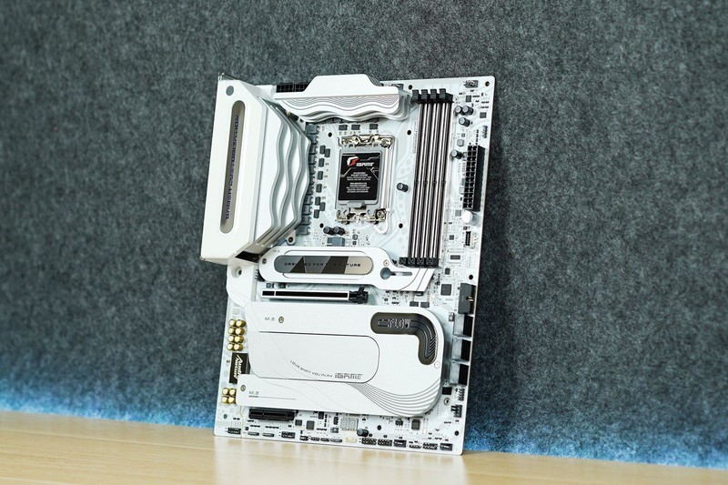 七彩虹iGame Z790D5+索泰RTX 4070 AMP+华硕TUF机电散装机作业