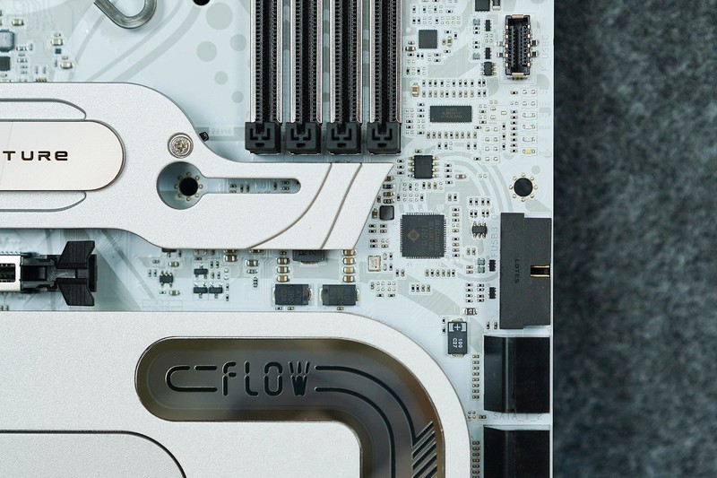 七彩虹iGame Z790D5+索泰RTX 4070 AMP+华硕TUF机电散装机作业