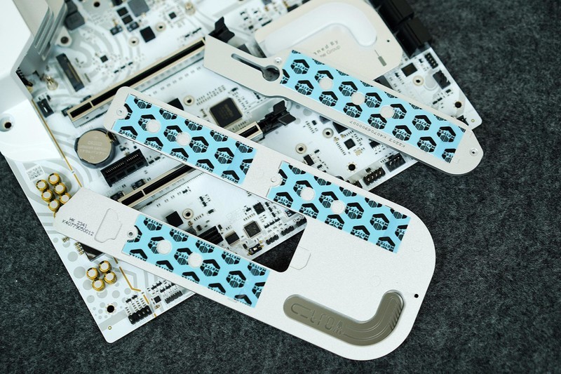 七彩虹iGame Z790D5+索泰RTX 4070 AMP+华硕TUF机电散装机作业