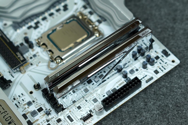 七彩虹iGame Z790D5+索泰RTX 4070 AMP+华硕TUF机电散装机作业