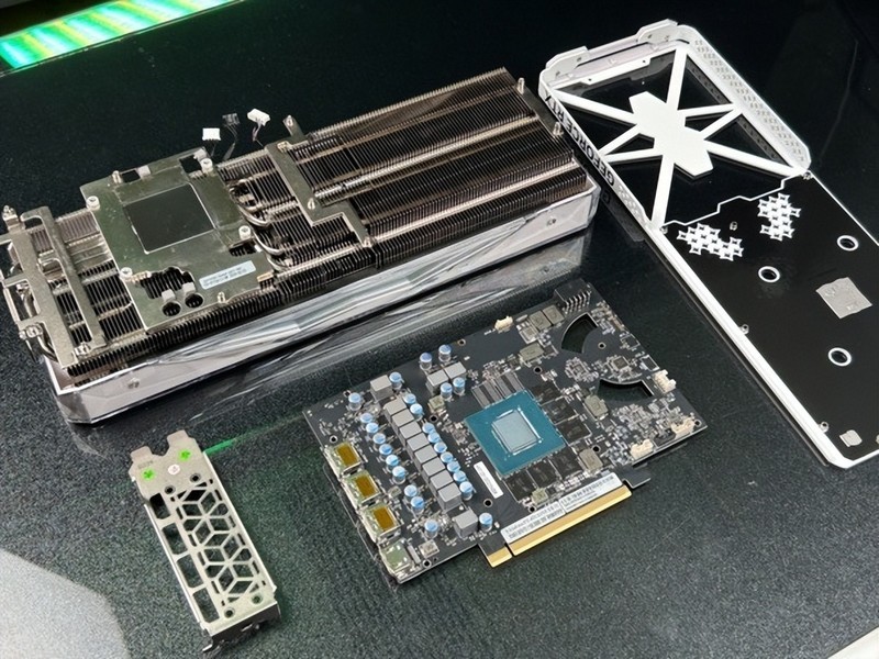 “SUPER”快，影驰 GeForce RTX 4070 SUPER 星曜 OC 评测！带你速闯AI新领域