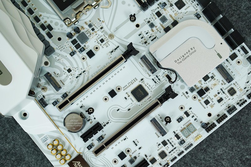 七彩虹iGame Z790D5+索泰RTX 4070 AMP+华硕TUF机电散装机作业