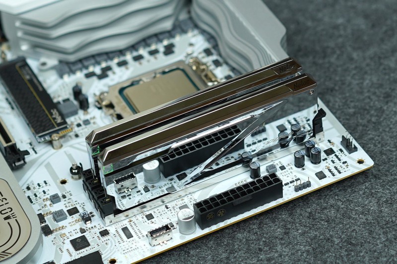 七彩虹iGame Z790D5+索泰RTX 4070 AMP+华硕TUF机电散装机作业