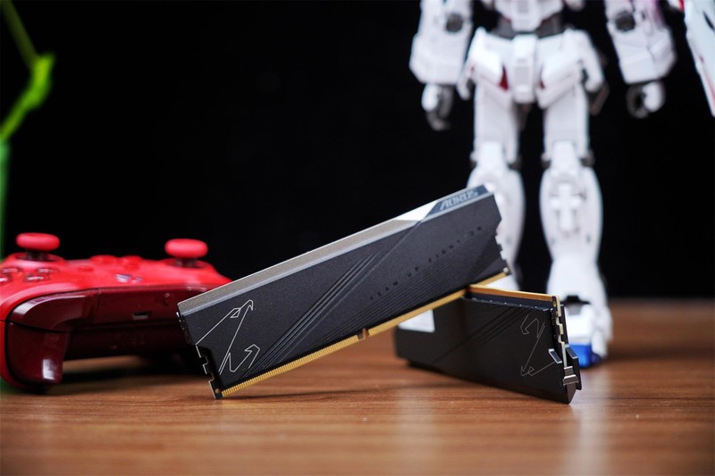 搭载镁光颗粒，性能散热一流，超频5800MHz，全面飞起