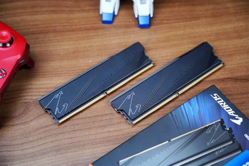 搭载镁光颗粒，性能散热一流，超频5800MHz，全面飞起