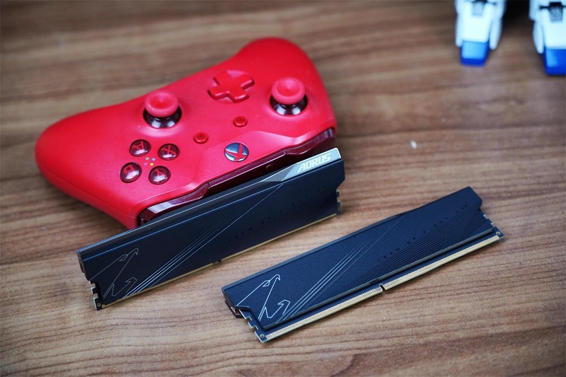 搭载镁光颗粒，性能散热一流，超频5800MHz，全面飞起