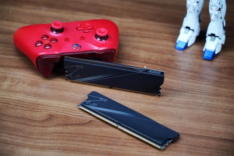 搭载镁光颗粒，性能散热一流，超频5800MHz，全面飞起