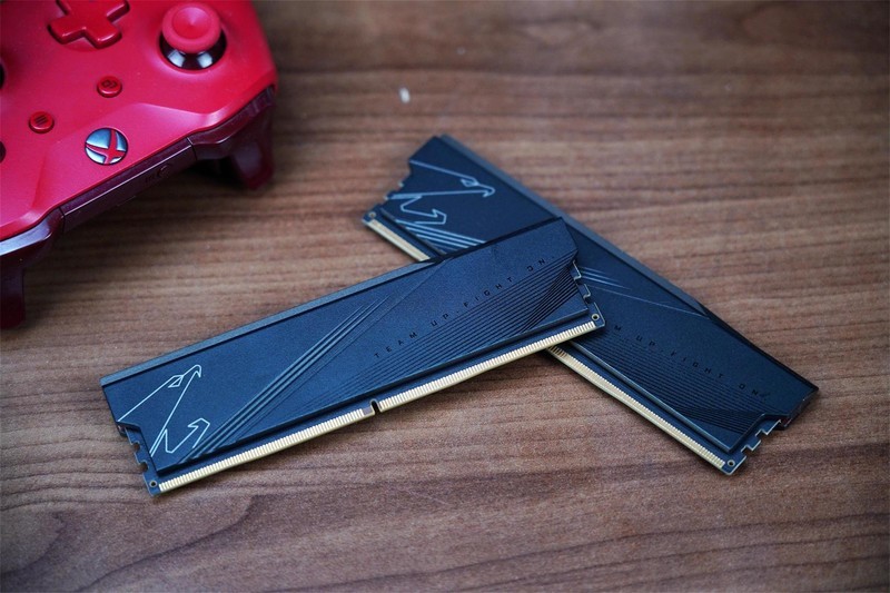 搭载镁光颗粒，性能散热一流，超频5800MHz，全面飞起