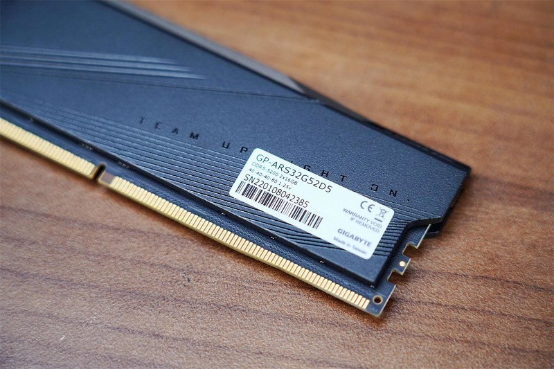 搭载镁光颗粒，性能散热一流，超频5800MHz，全面飞起